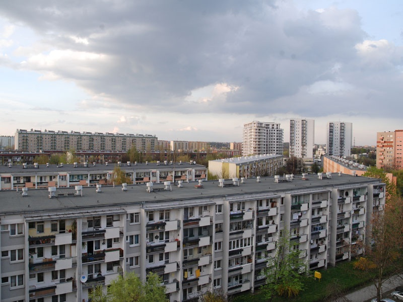 Zdjęcie przedstawia osiedle bloków mieszkalnych w dzielnicy miejskiej