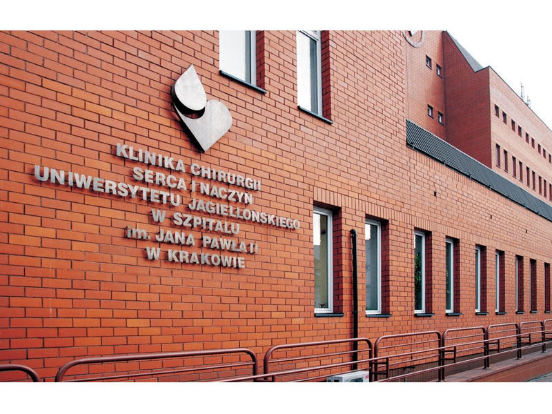 Zdjęcie przedstawia klinikę chirurgii w nowoczesnym budynku z cegły.